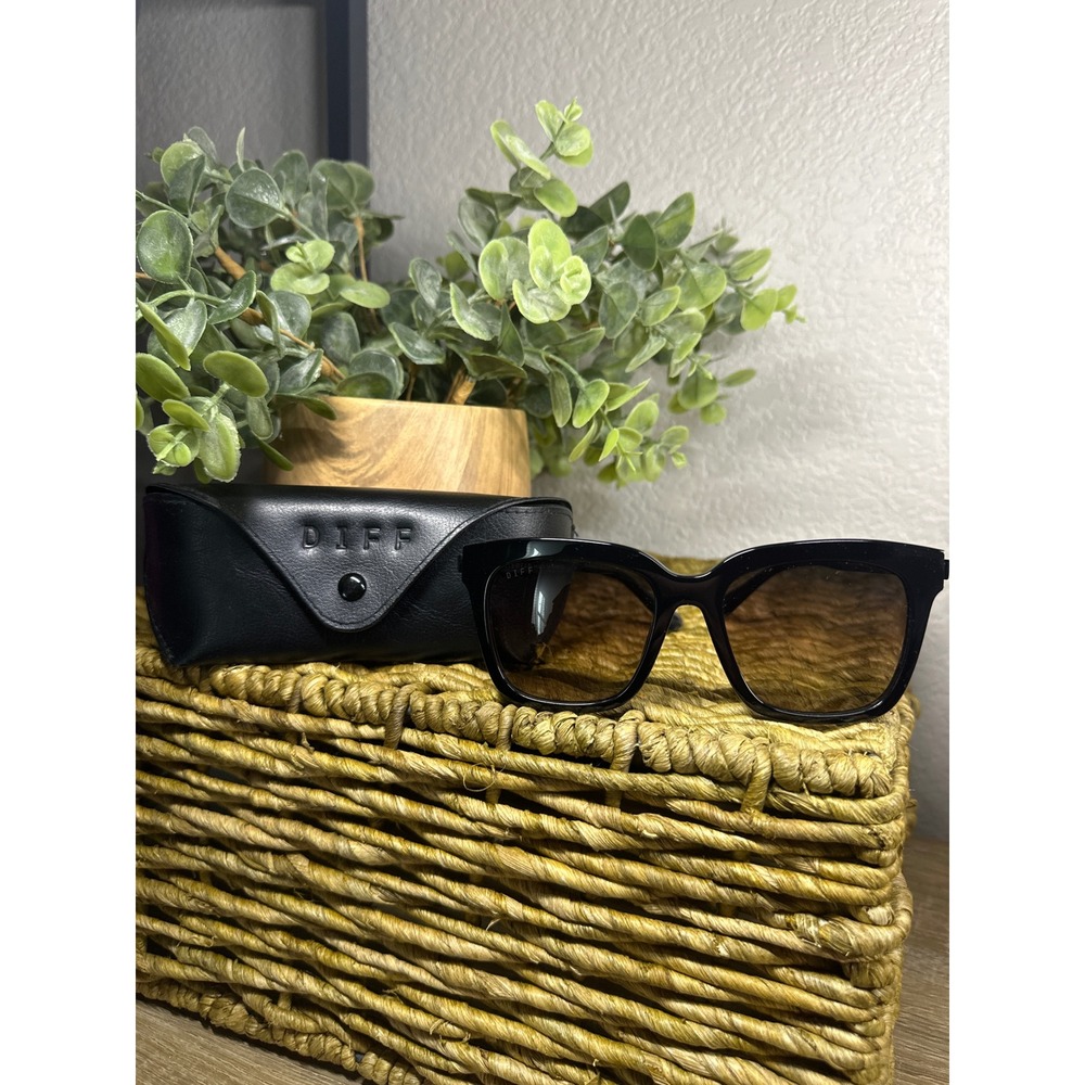 DIFF Eyewear Bella Polarized Sunglasses Black Frame Brown Gradient